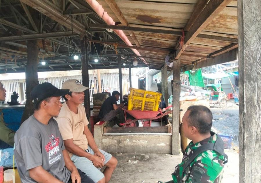 Sertu Suratno Babinsa 01/Tembilahan Turun ke Pasar, Kebersihan dan Harga Ayam Jadi Sorotan