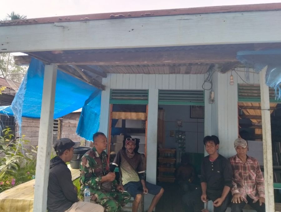 Sertu Suratno Babinsa 01/Tembilahan Ajak Warga Tingkatkan Kebersihan dan Solidaritas