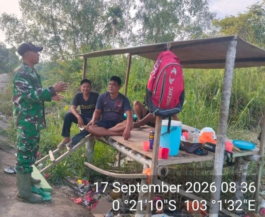 Sertu Suratno Babinsa 01/Tembilahan Ingatkan Warga, Jangan Bakar Lahan untuk Cegah Karhutla