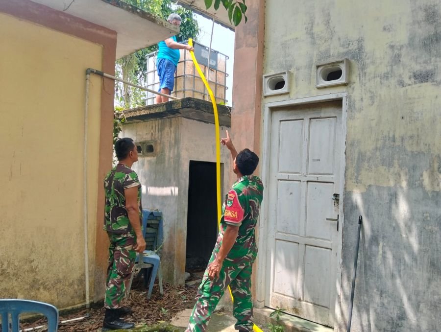 Sertu Suryono Turun Langsung Salurkan Air Bersih ke Warga Darussalam