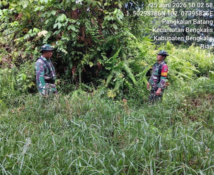 Sertu Syafrizal dan Kopda Limbong melaksanakan Patroli Karhutla untuk cegah dini kebakaran hutan