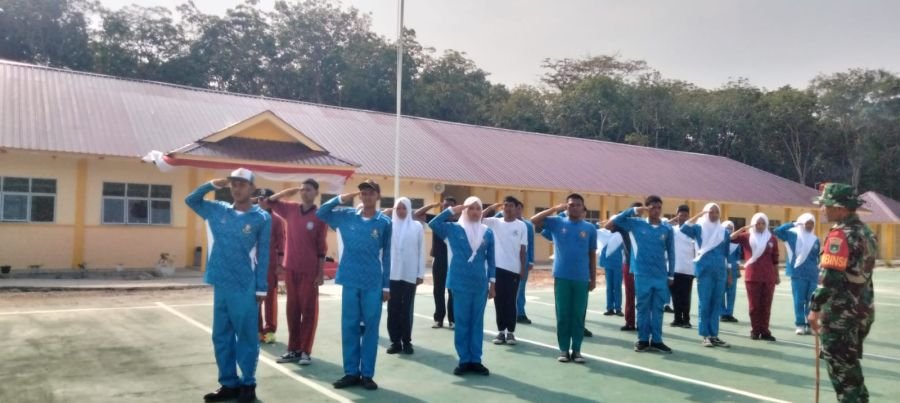 Sertu Taufik Hidayat Gembleng Paskibraka Selat Gelam Jelang HUT RI
