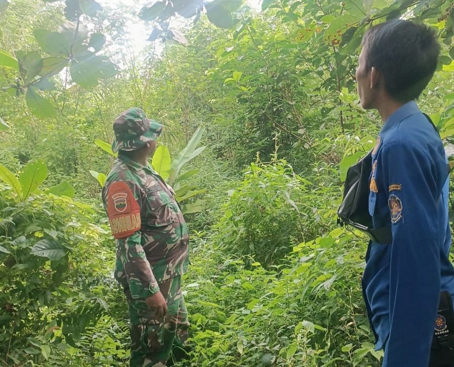 Sertu Wahirman Bersama Damkar Perketat Pencegahan Karhutla di Sukarjo Mesim
