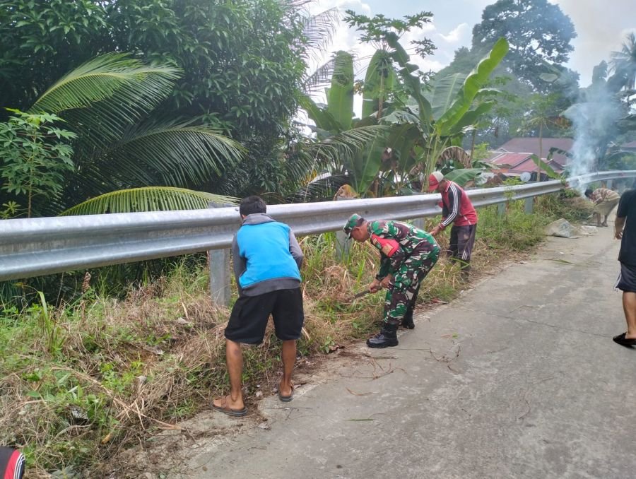 Sertu Y. Chaniago melaksanakan kegiatan gotong royong bersama masyarakat membersihkan parit serta si