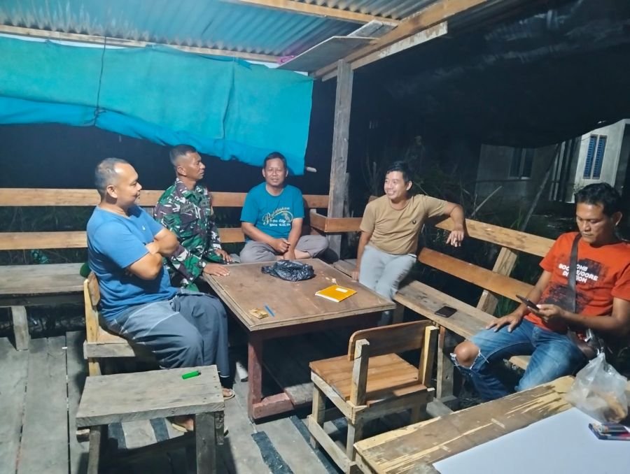 Sertu Zamri Babinsa Koramil 01/Bangko Kodim 0321/Rohil Sambangi Poskamling, Perkuat Keamanan Wilayah