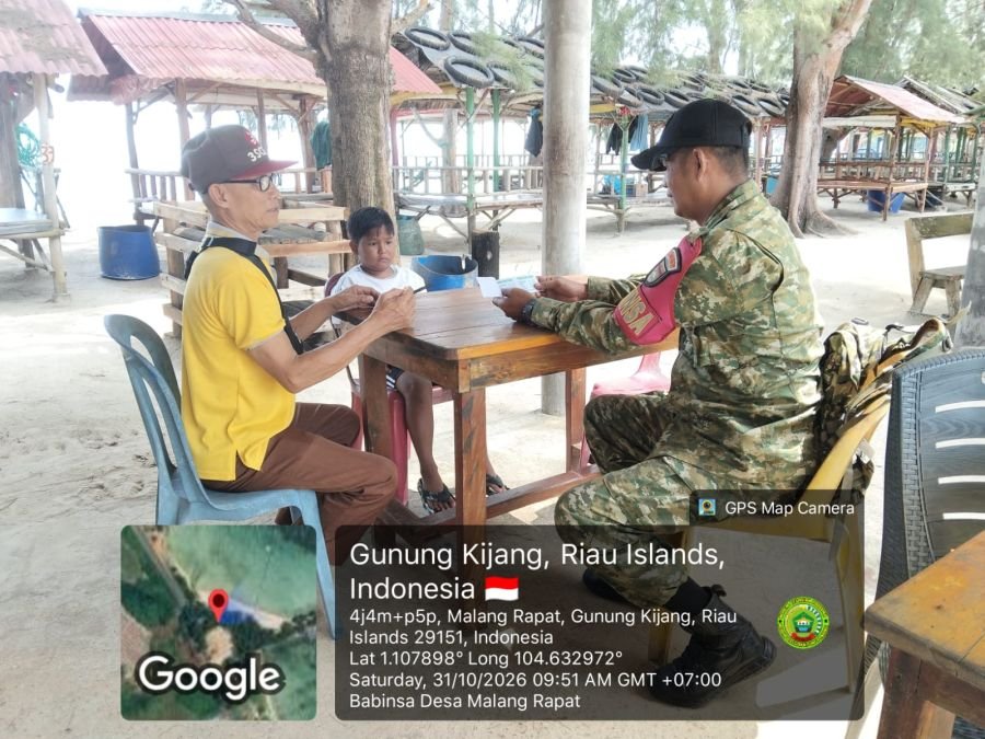 Sertu?Kismawan Himbau Pengunjung Pantai Kampung Keling Waspada Keamanan Berenang dan Perubahan Cuaca