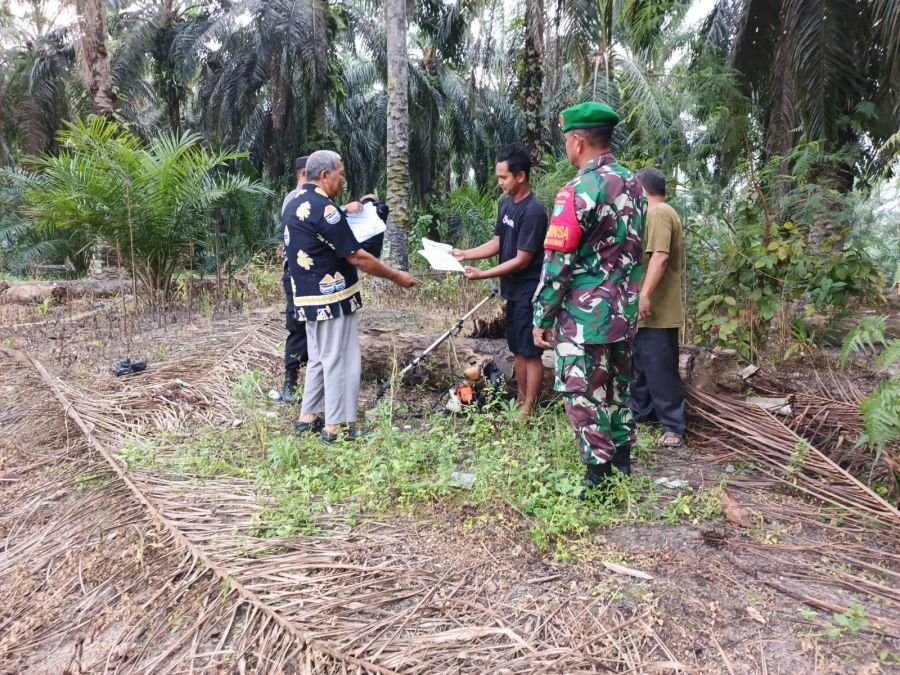 Siaga di Tengah Cuaca Panas, Babinsa Koramil 01/Siak Gencar Patroli Karhutla di Kampung Sawit Permai