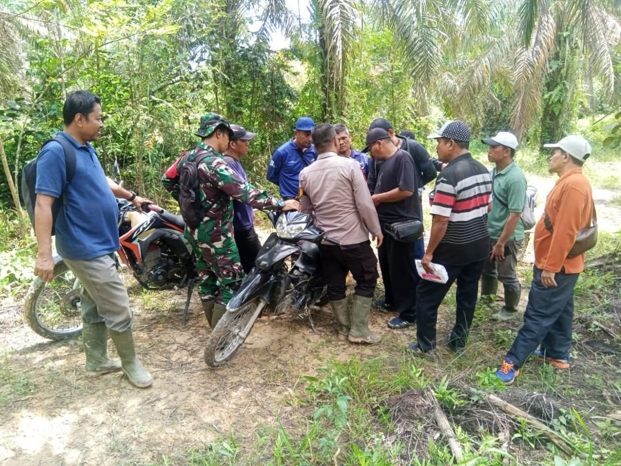 Siaga di Tengah Cuaca Panas, Babinsa Koramil 01/Siak Gencar Patroli Karhutla di Dusun Kayu Batu