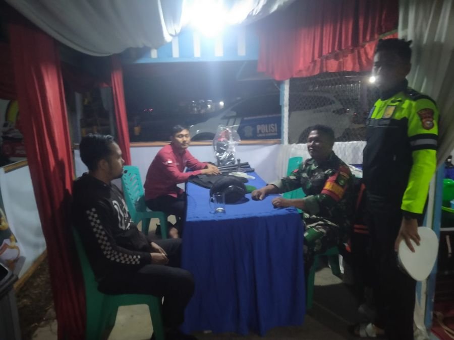 Siaga Malam, Babinsa Sumber Jaya Perkuat Keamanan Lewat Komsos