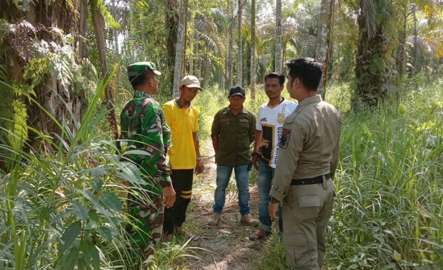 Siaga Terus Jaga Wilayah! Serka Maihasan Patroli Tapal Batas dan Sosialisasi Karhutla di Benteng