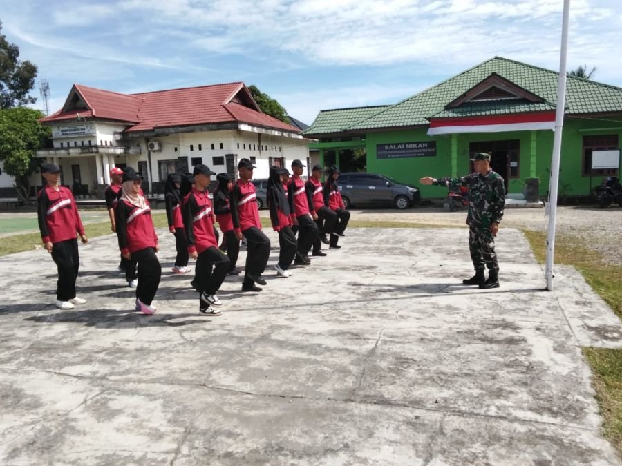 Siapkan Generasi Muda Berjiwa Patriot, Babinsa Koramil 01/Bangkinang Latih Pasukan Paskibra Kecamata