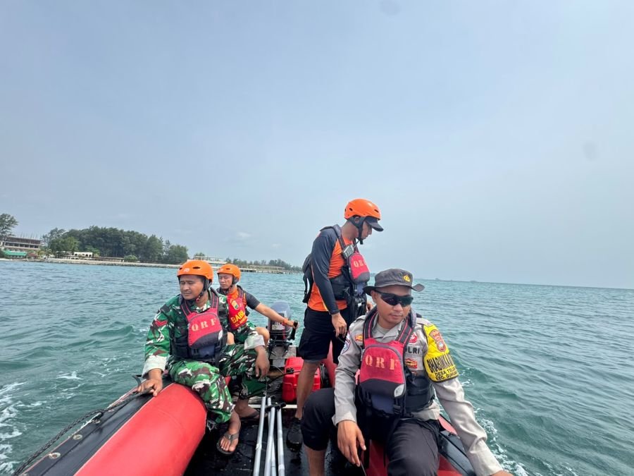 Sigap Bantu Pencarian, Babinsa Teluk Bakau Turun Langsung Cari Korban Terseret Arus di Pantai Lobo