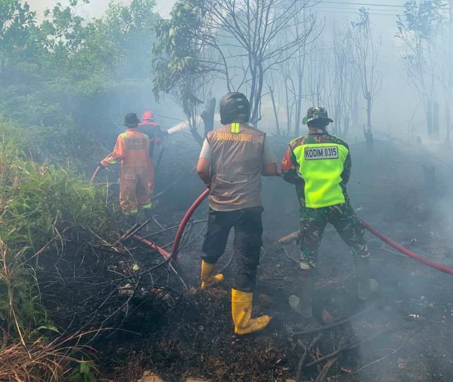 Sigap Tanggap, Babinsa Sungai Lekop Bantu Warga Padamkan Kebakaran Lahan di Kampung Baru