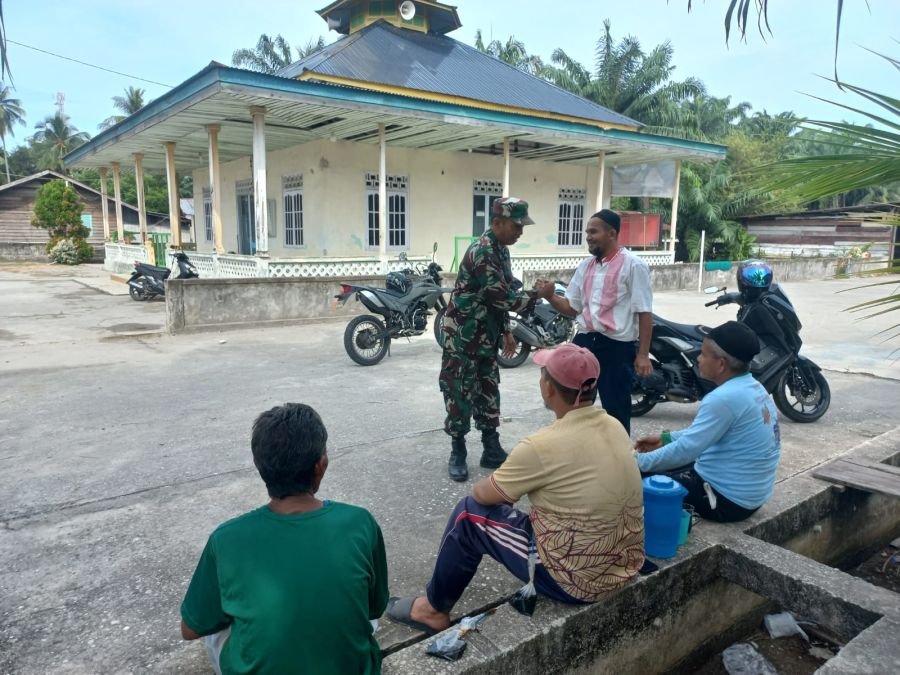 Sikap Humanis Babinsa Koramil 05/Bukit Batu Pererat Kedekatan dengan Warga Desa Lubuk Muda