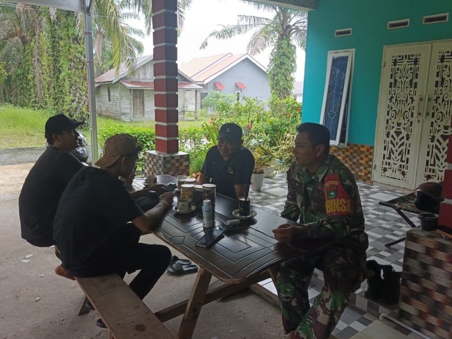 SILATURAHMI BABINSA SERTU AWALUDDIN JALIN KEDEKATAN DENGAN WARGA DI DESA SIMPANG PADANG
