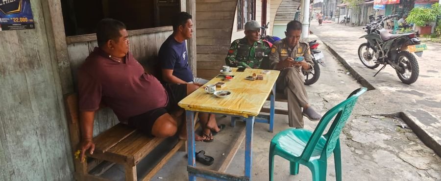 Babinsa Senayang Praka Dwi Santoso Edukasi Warga tentang Hidup Bersih dan Sehat