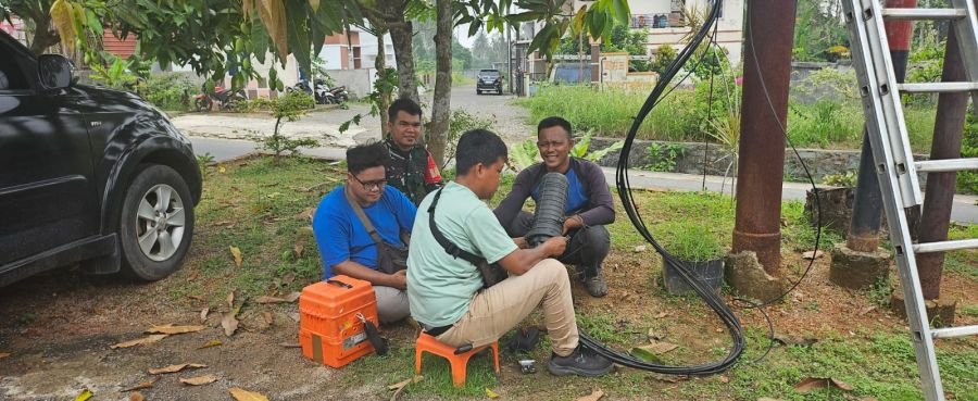 Babinsa Kopda Hidayat Perkuat Sinergi dengan PLN saat Perbaikan Jaringan Listrik
