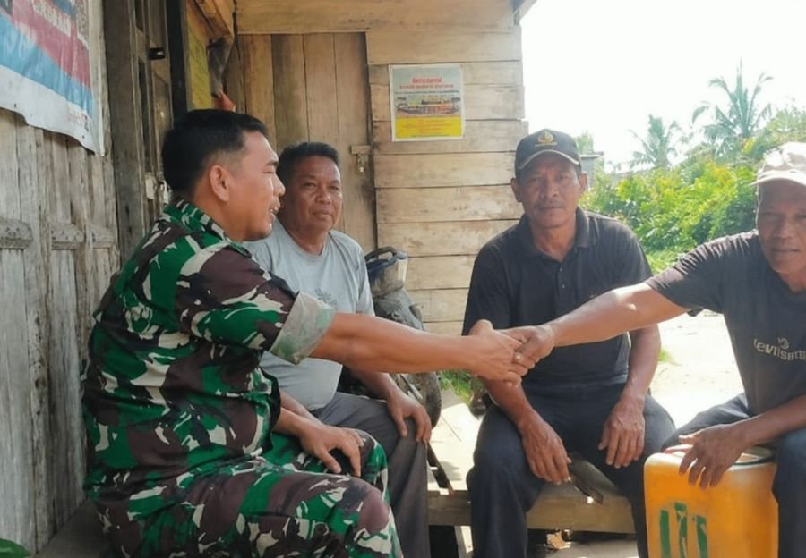 Silaturahmi Kuat! Babinsa Koramil 07/Reteh Edukasi Warga Soal Kerjasama dan Peduli Sesama