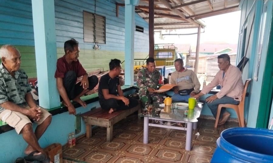 Silaturahmi Rutin, Babinsa Koramil 04/Dabo, Kodim 0315/TPI, Kunjungi Tokoh Masyarakat di Desa Marok