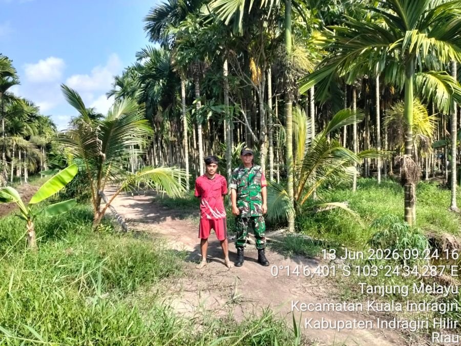 Sinergi Babinsa 04/Kuindra dan Warga Tanjung Melayu Jaga Tapal Batas Bebas Karhutla