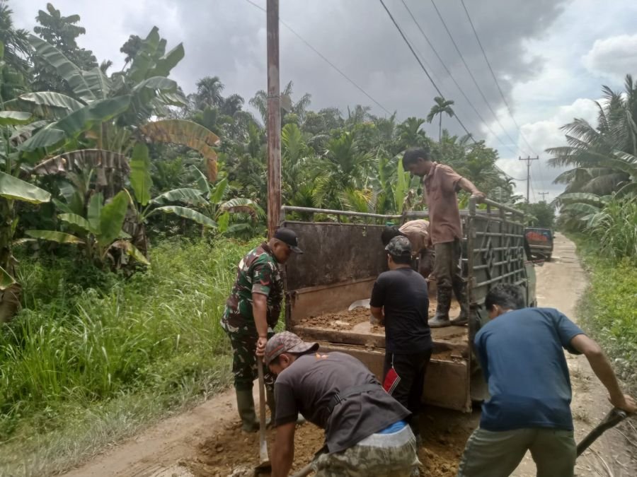 Sinergi Babinsa 09/Kemuning dan Warga Petalongan Perbaiki Jalan Desa Lewat Kerja Bakti