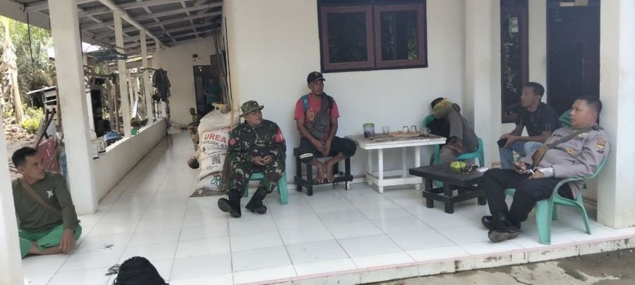 Sinergi Babinsa dan Bhabinkamtibmas Komsos dengan Warga Baturijal Barat, Pererat Silaturahmi