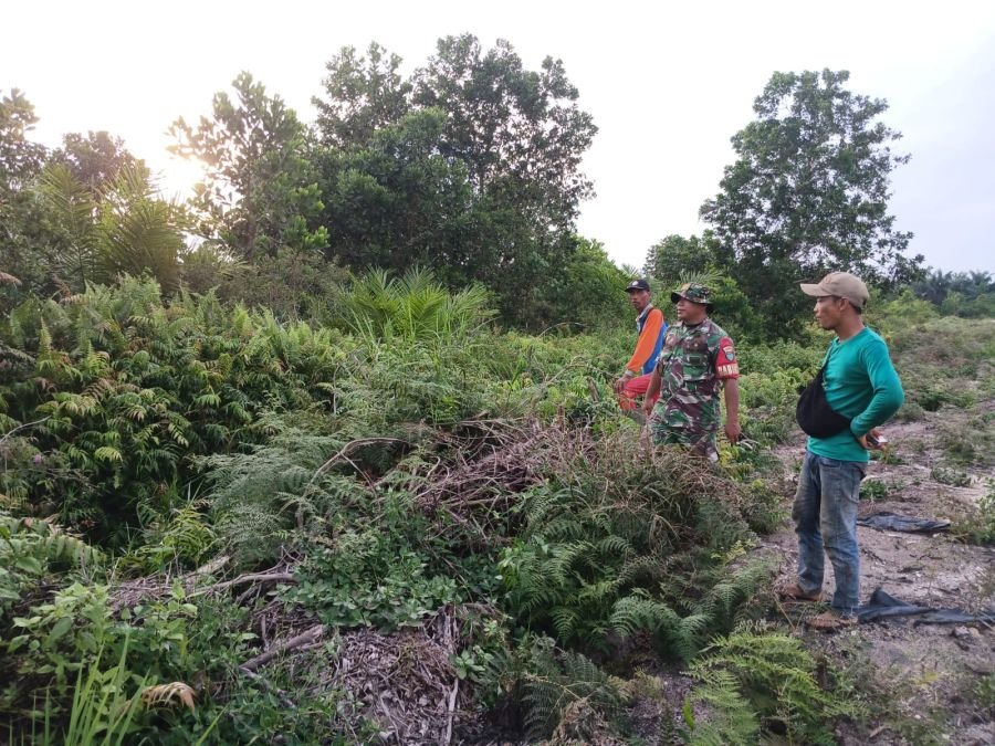 Sinergi Babinsa dan Warga Perkuat Benteng Pencegahan Karhutla di Siak Kecil