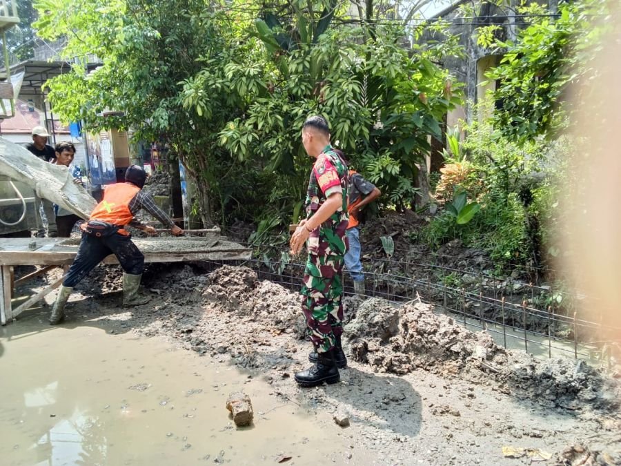 Sinergi Babinsa dan Warga Wujudkan Lingkungan Aman Lewat Perbaikan Gorong-gorong