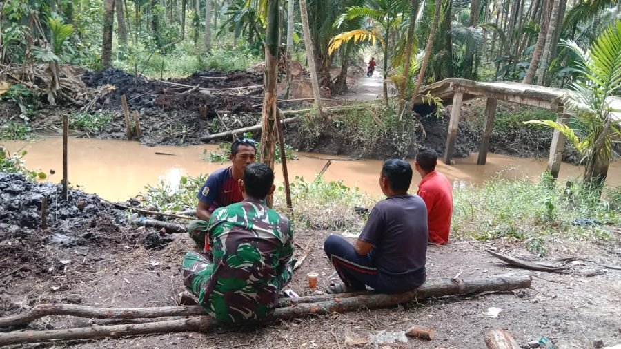 Sinergi Babinsa Koramil 07/Reteh dan Masyarakat Desa Pasanggerahan Ciptakan Wilayah Kondusif