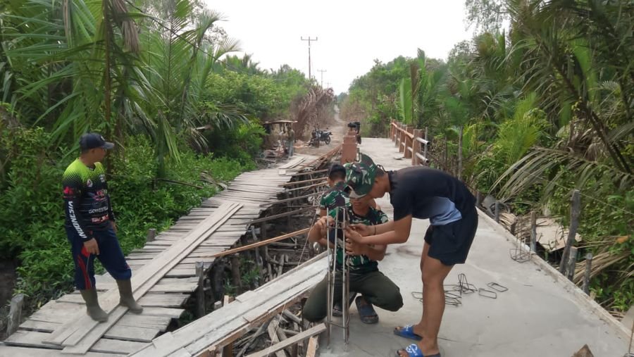 Sinergi Berjalan, Hari Ini 7 TNI dan 5 Warga Kebut Pemasangan Mal Tiang Pagar Jembatan Teluk Dalam