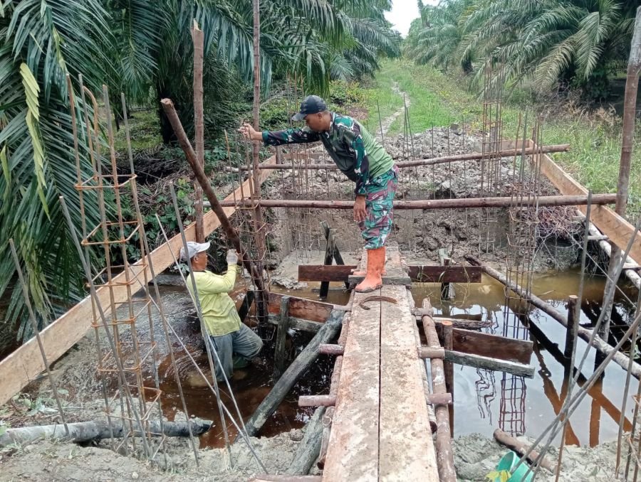 Sinergi Bersama Datuk Penghulu Kuswadi, Serka Agus Trio Kebut Pembangunan Jembatan Garuda Pekaitan