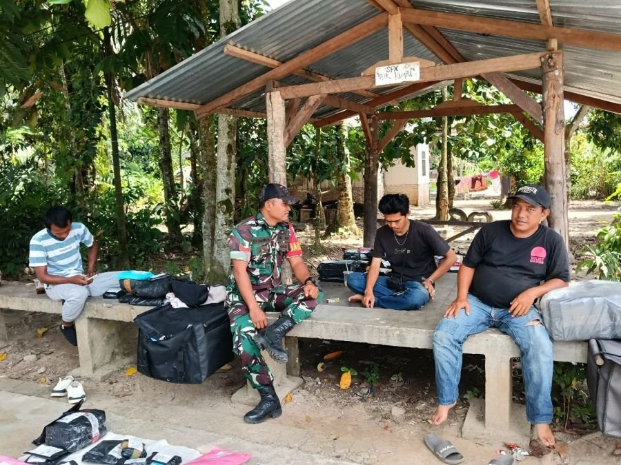 Sinergi dengan Kurir, Babinsa Koramil 08/TDN Kawal Keamanan Logistik Warga