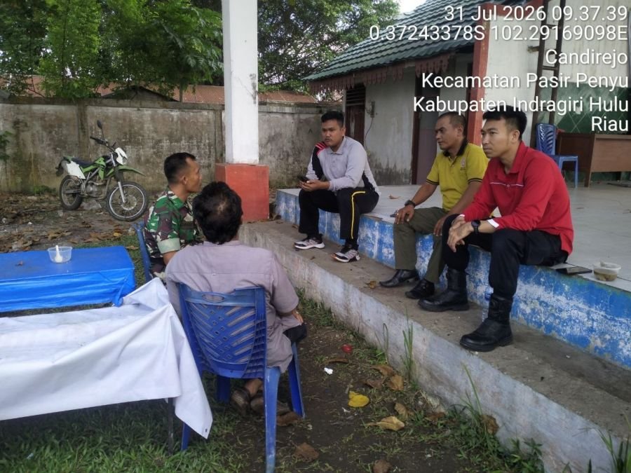 Sinergi Jaga Keamanan, Babinsa Koramil 04/Pasir Penyu Gelar Komsos Bersama Tokoh Masyarakat
