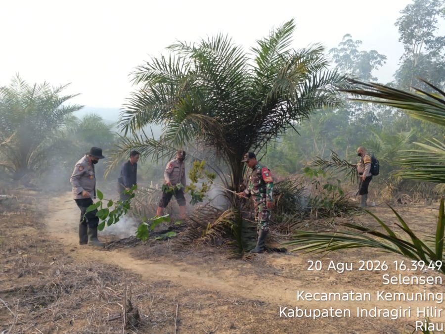 Sinergi Padamkan Api, Babinsa Koramil 09/Kemuning Serka Marwandi Turun Langsung ke Lokasi Karhutla