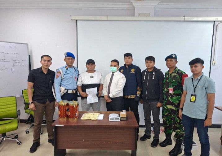 Sinergi Personel Lanud RSN BKO Bandara SSK II dan Avsec Gagalkan Penyelundupan 1.969 Butir Ekstasi