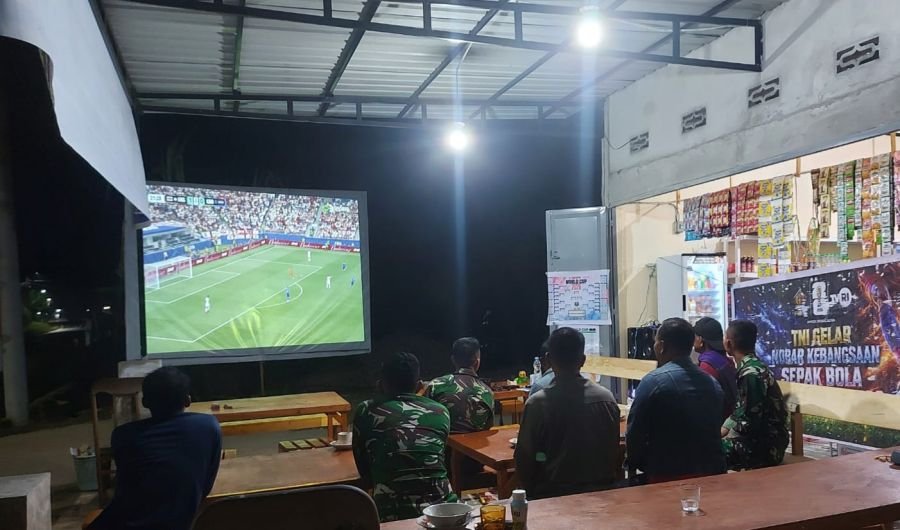 Sinergi Tanpa Batas, Anggota Koramil 02/KT Gelar Nobar Piala Dunia di Kuansing