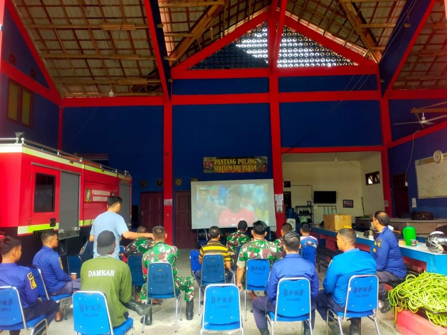 Sinergi Tanpa Batas, Babinsa Bangkinang Kota dan Damkar Kampar Gelar Nonton Bareng Guna Mempererat S