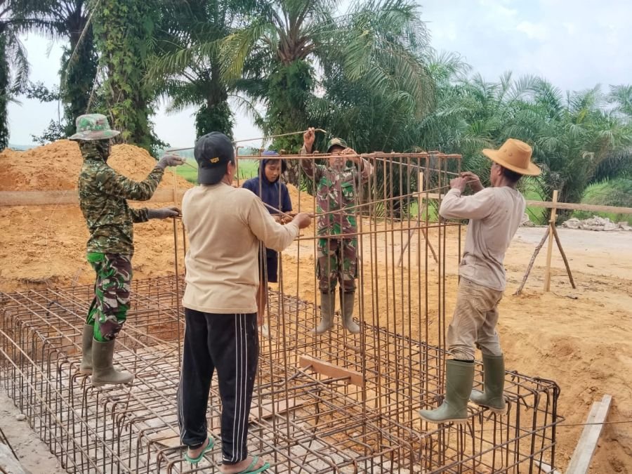 Sinergi Tanpa Batas, Personel Koramil 05/RM dan Warga Bangko Pusako Gotong Royong Bangun Jembatan