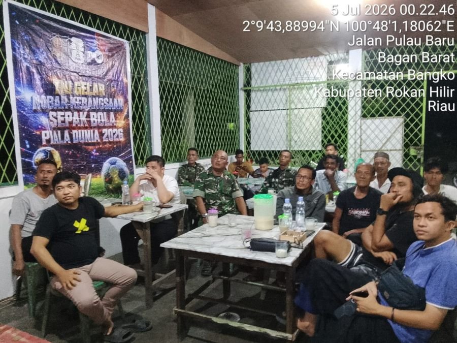 Sinergi Tanpa Batas, Personel Koramil 01/Bangko Gelar Nobar Piala Dunia 2026 Bersama Warga
