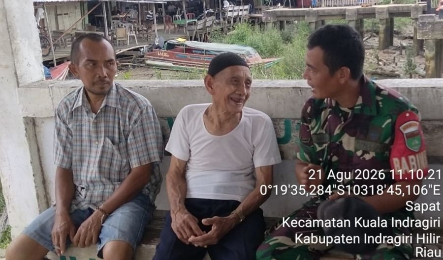 Sinergi Terjaga, Babinsa Koramil 04/Kuindra Komsos Bersama Tokoh Masyarakat Sapat