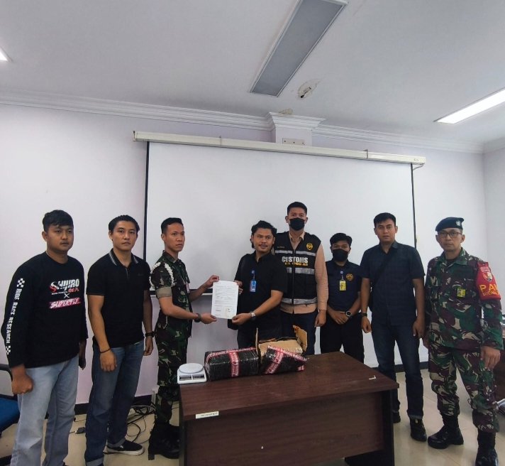 Sinergi TNI AU dan Avsec Gagalkan Pengiriman Ganja Melalui Bandara SSK II Pekanbaru