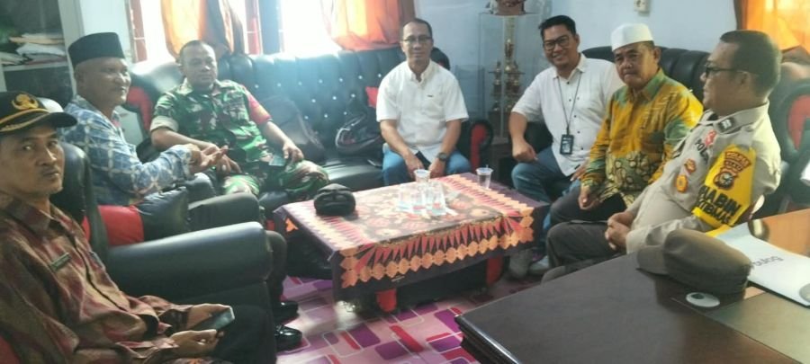 Sinergi TNI dan Aparat Desa, Babinsa Tanah Merah Dampingi Penyaluran Beras Bulog 1.477 KPM