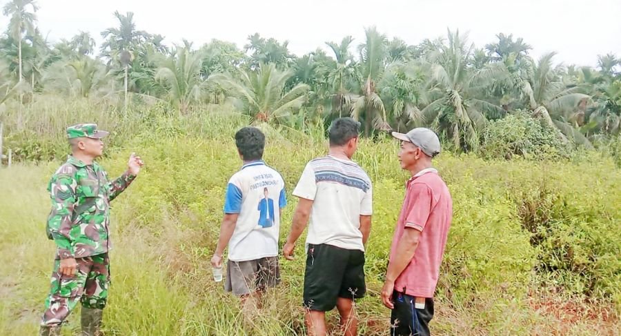 Sinergi TNI dan Masyarakat, Babinsa 07/Reteh Jaga Wilayah Bebas Kebakaran Hutan dan Lahan
