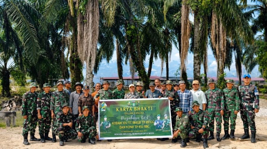 Sinergi TNI dan Warga Bersihkan Mengkapan Sambut HUT Kodam XIX/TT
