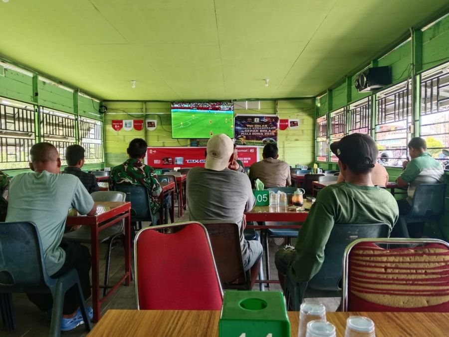 Sinergi TNI dan Warga Rengat Nobar Seru Piala Dunia 2026 di Cafe Ayong