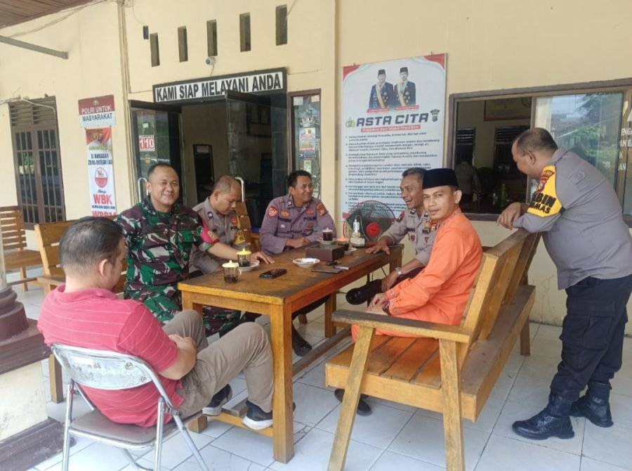 Sinergi TNI-Polri, Babinsa Koramil 09/Langgam Komsos di Polsek Bandar Seikijang