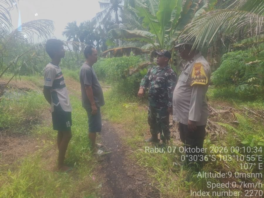 Sinergi TNI-Polri, Babinsa Simpang Tiga Patroli Karhutla di Parit Mesjid