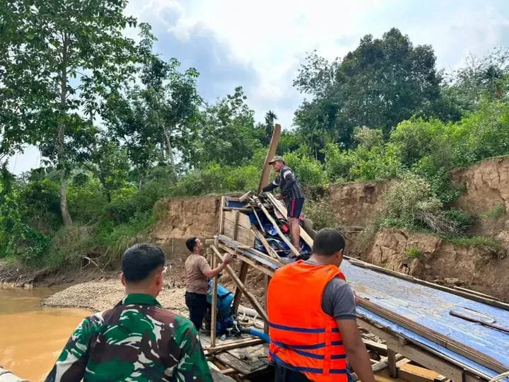 Sinergi TNI-Polri dan Pemerintah Kecamatan Cerenti Tertibkan 48 Rakit PETI di Aliran Sungai Kuantan