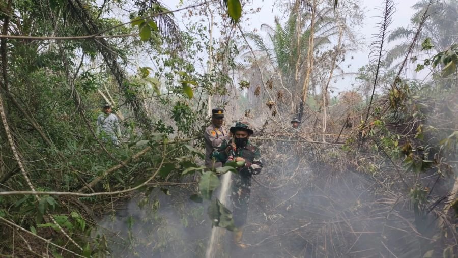 Sinergi TNI-Polri dan Tim Gabungan Padamkan Asap Sisa Kebakaran di Jalan Parit Tugu Dumai