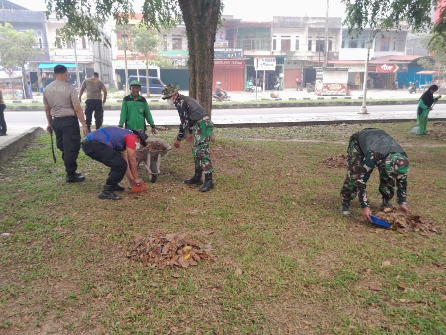 Sinergi TNI-Polri dan Warga Terlihat dalam Gotong Royong di Kantor Camat Tualang